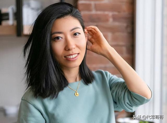 母亲入狱8年被判无期，她在国外逍遥度日，网友嘲讽：真是云孝子
