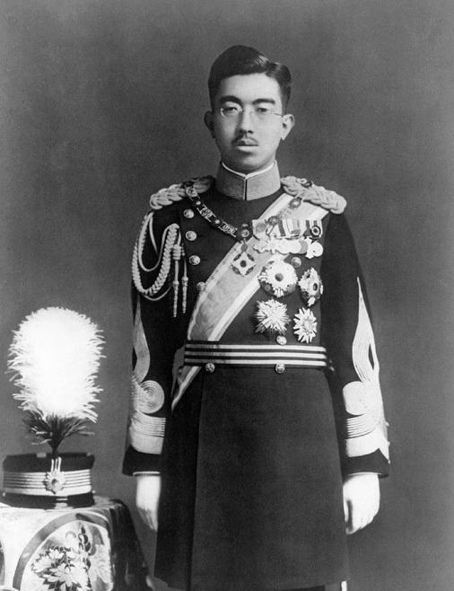 二战日本战败后，裕仁天皇为免一死，到底给了麦克阿瑟什么东西？