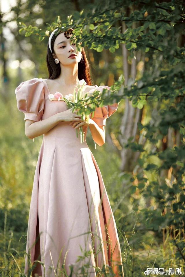 如花儿般粉嫩的李莎雯子