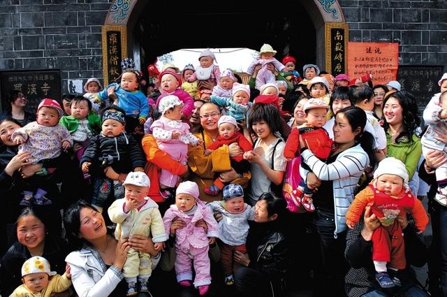 14年前汶川地震，高僧破三戒收留孕妇，生108名罗汉娃，后来如何