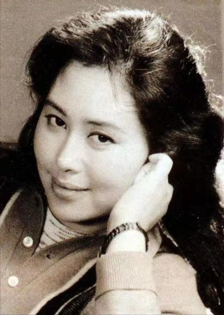 72岁的斯琴高娃：两段带泪的婚姻，三婚丈夫病逝，风光背后有眼泪