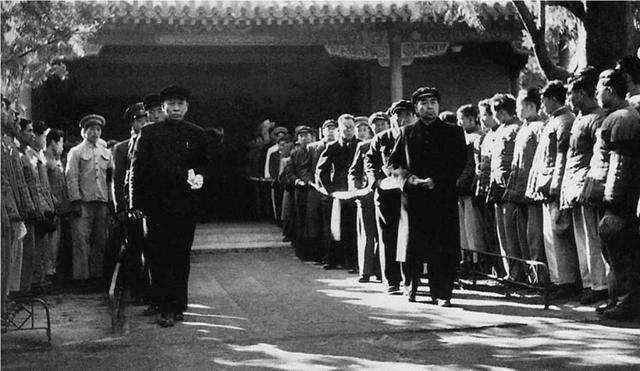1950年任弼时去世，16位领导人手拽黄布，秘书提醒：主席，请回吧