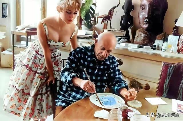 老照片：得到特殊礼物的希特勒，向苏联发射炮弹的意大利士兵