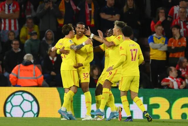 1-0到1-2，逆转！日本国脚破门+英超第1人！利物浦落后曼城1分