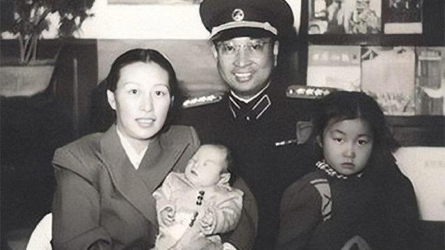 2010年，陈赓子女要求将父亲陵墓迁出八宝山，中央批示：同意