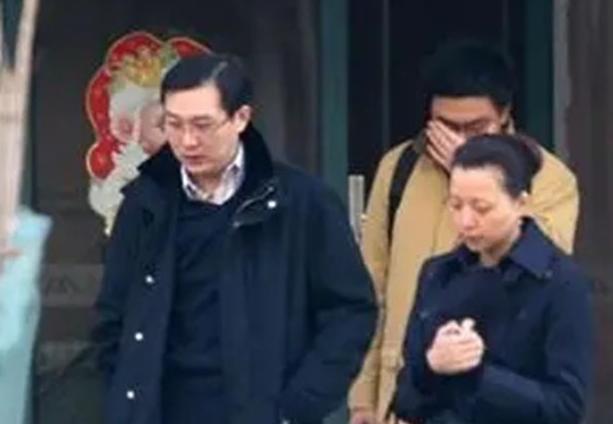 董卿富豪老公失联破产，赴美生子跌落神坛，如今小两口怎么样了？