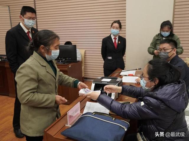 武侯法院为21名农民工追回工资14余万元