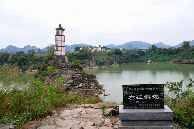 廣西一奇葩古建築，爲中式比薩斜塔，建在江心周圍多是漩渦