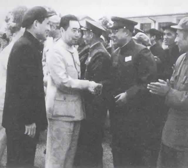 1931年陈立夫去抓周恩来，擦肩而过不相识，手下：只见一旗袍女子