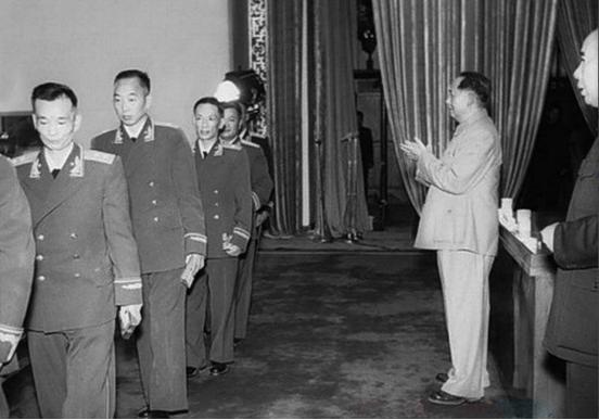 许光达逝世后，骨灰盒安置引发争议，毛主席：放到它应该放的地方