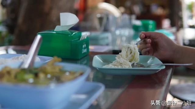 5元一個泰國脆皮炸雞，咬一口咔咔爆汁，大口吃肉超過瘾