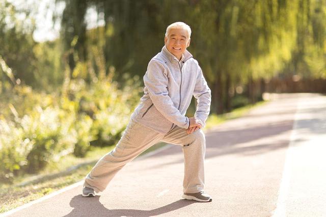 中老年男人的眉毛变长，通常意味着什么？是好事还是坏事？