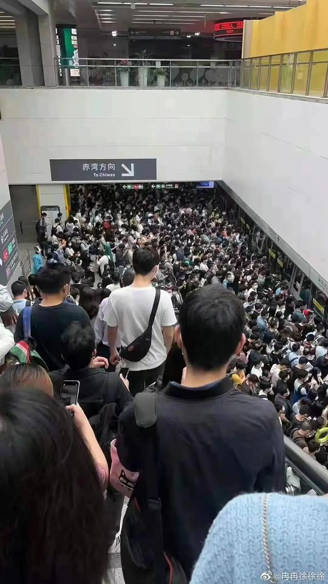 深圳报复性复工：地铁挤成演唱会现场，扛主机的打工人重现江湖