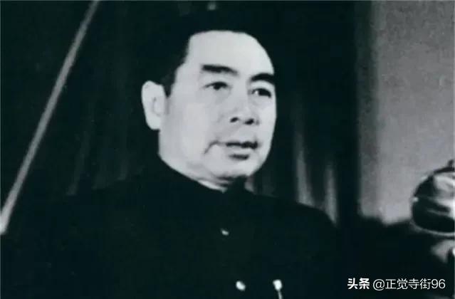 1976年，毛主席与世长辞，第二年一人来到纪念堂：主席，你醒醒吧