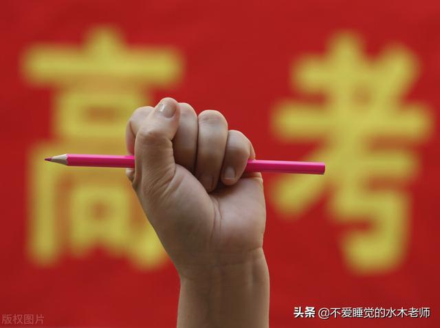 北大教授当下最大的特点就是，总是在不熟悉的领域里不懂装懂