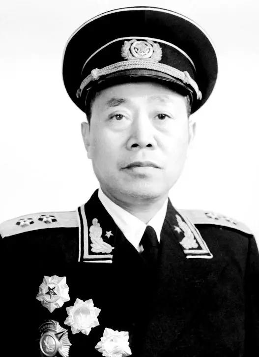 张灵甫小心谨慎，为何还被华野围歼，蒋介石的错误批示是关键