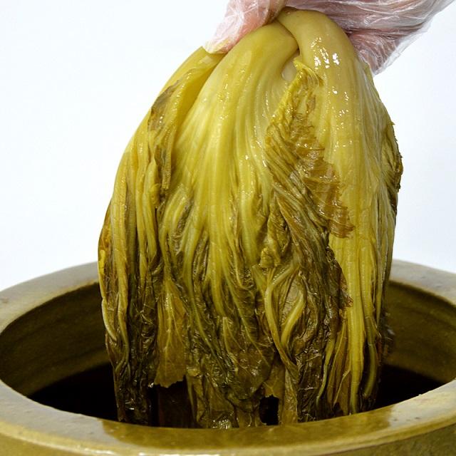 因一包酸菜，导致康师傅、统一流失数亿市值，严钦武到底什么来头