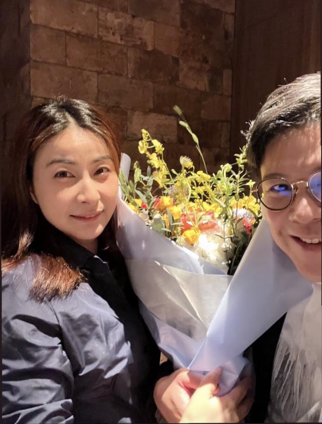 霍启刚全家外出就餐，大女儿高清正脸首次曝光，灵动可爱像郭晶晶