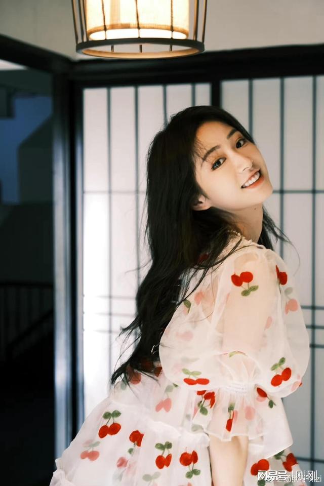 花枝招展杨肸子