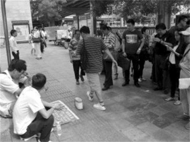 2013年，杨超凡因长相吓人求职受挫，在街头“卖丑”