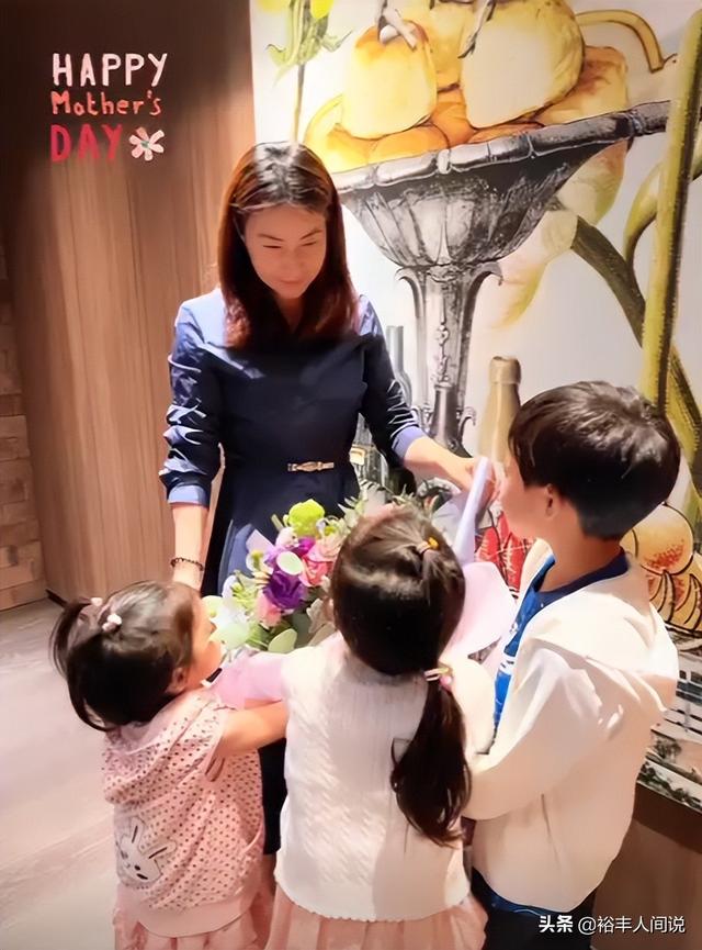 郭晶晶一家五口庆祝母亲节！三个儿女温馨献花，夫妻同框好甜蜜