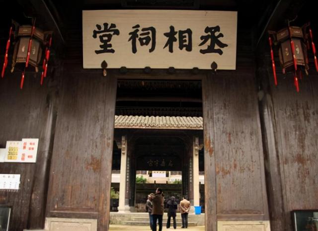 浙江蘭溪諸葛村，丞相祠堂正門爲何築起圍牆，只開兩側小門？