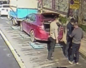 看到孩子被困车内，他灵机一动……