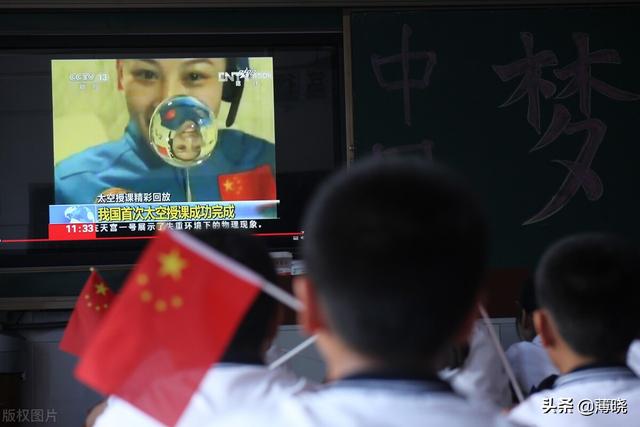 真的有“天上一天，地下一年”吗？神州女航天员王亚平越来越年轻