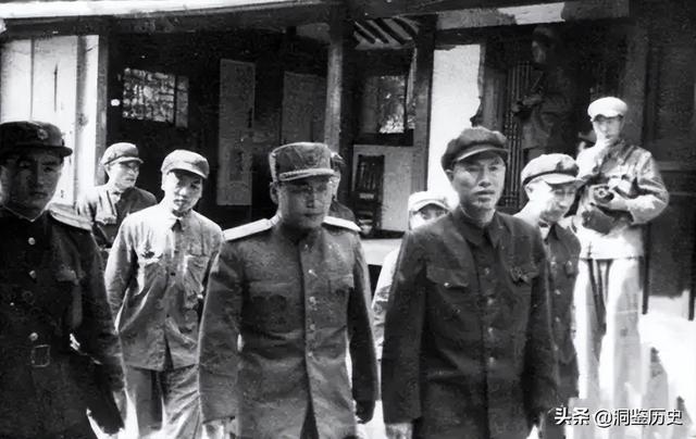 1949年小战士从报纸上认出父亲，指导员：别闹了！这可是兵团司令
