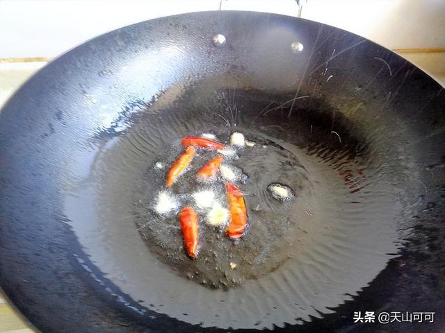 鱿鱼花怎么做好吃？和它搭配，几分钟炒一盘，脆嫩爽口无腥味