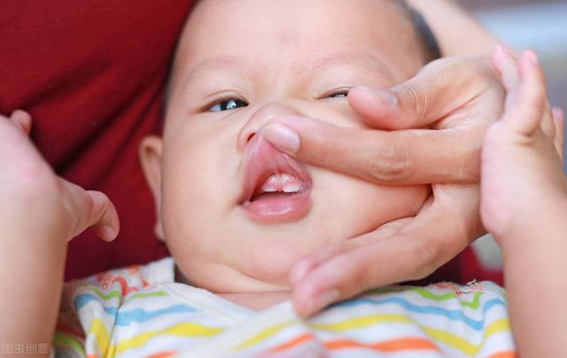 乳牙萌出后该如何护理？用对方法，让宝宝拥有一口整齐漂亮的牙齿 1到3岁的孩子怎么照顾 第3张
