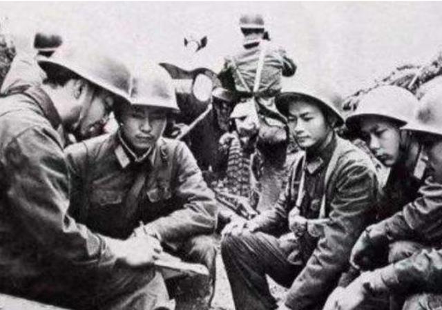 1981年血战法卡山：越军敢死队抬棺参战，解放军用刺刀逼退敌人