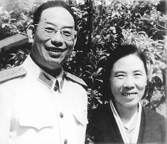 许光达逝世后，骨灰盒安置引发争议，毛主席：放到它应该放的地方