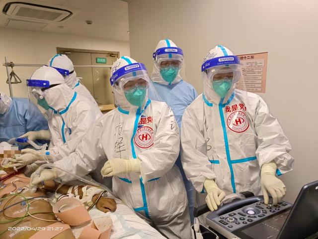 26岁上海新冠患者呼吸困难 援沪“重症先锋团”使用ECMO为他续命