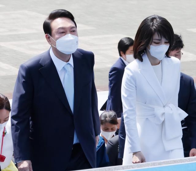 金建希：韩国新总统的美貌夫人，颜值即正义，丈夫政敌也为她痴笑