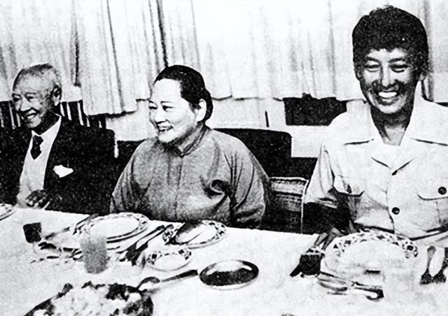 81年宋庆龄去世，保险柜里发现两封32年前的信，来自毛泽东周恩来
