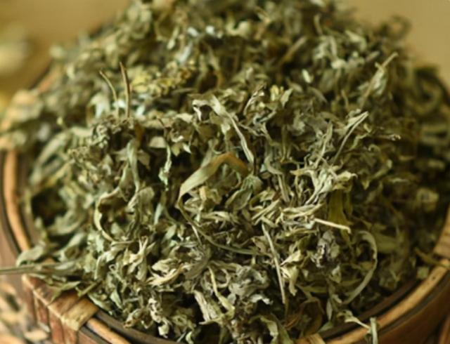 睡前坚持用艾叶泡脚，或能帮你改善这5种问题，不妨试试