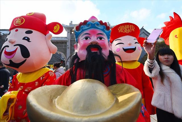 大年初四“扔穷”，记住5个传统习俗：1扔1吃1迎2接，虎年财运旺