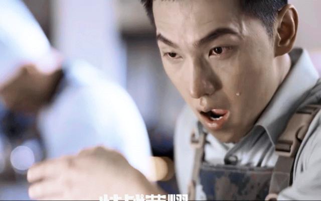 《特战荣耀》开播第一天，杨洋就被央视点名：请把制服焊在身上