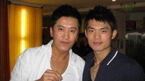 52岁毛宁商演捞金，搂富婆深情对唱，互动卖力被质疑整容