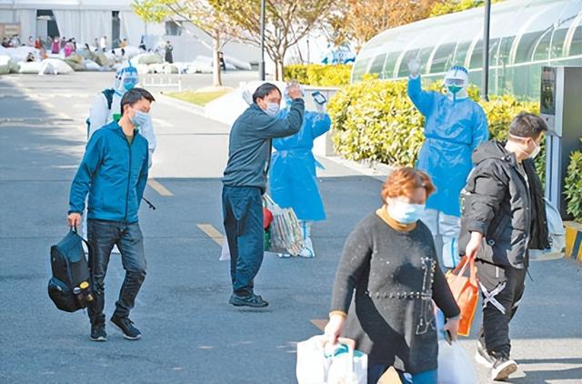 上海跨采中心方舱医院首批康复者出院