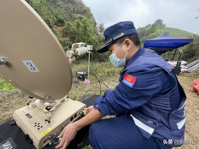 我在现场·照片背后的故事丨山林、雨水、泥泞，挡不住搜寻的脚步