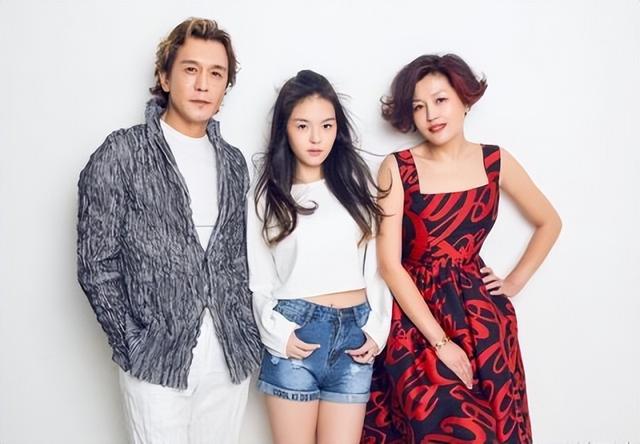 李咏妻子分享女儿最新动态：老公离世快4年，女儿也长大成熟了