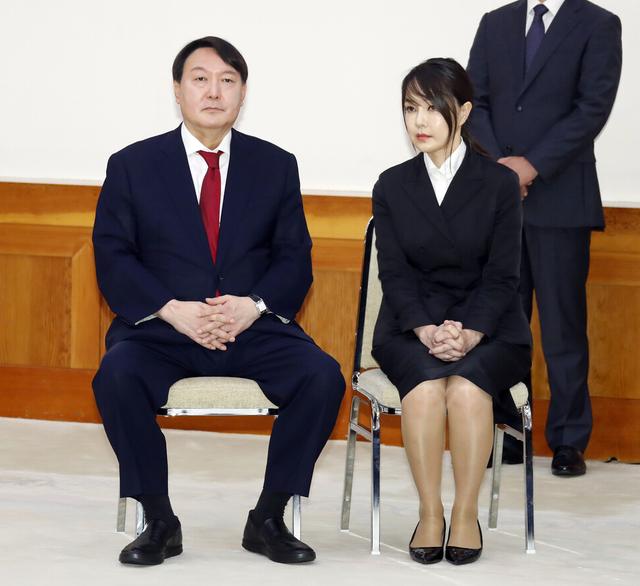 金建希：韩国新总统的美貌夫人，颜值即正义，丈夫政敌也为她痴笑