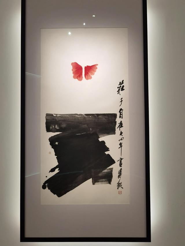 去香港藝術館，居然可以坐在藝術品上看海、看雲、看船？
