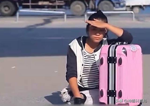 河南无腿女孩王娟：6岁失去双腿，靠单手走进大学，如今怎么样了