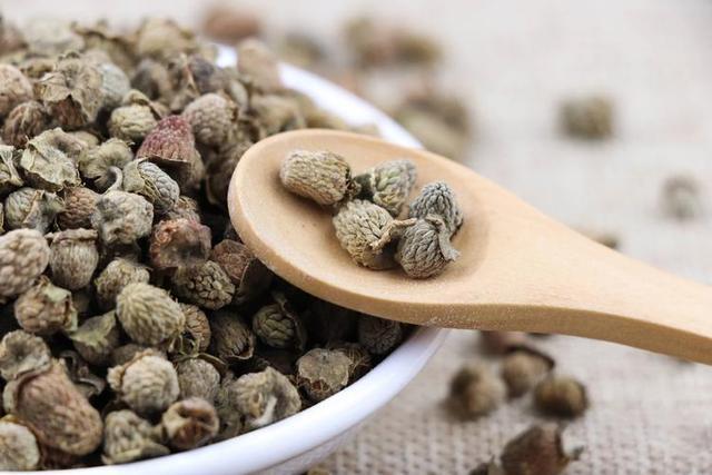 喝菊花茶能去火，还能降血压？医生：好处再多，4类人也要少碰
