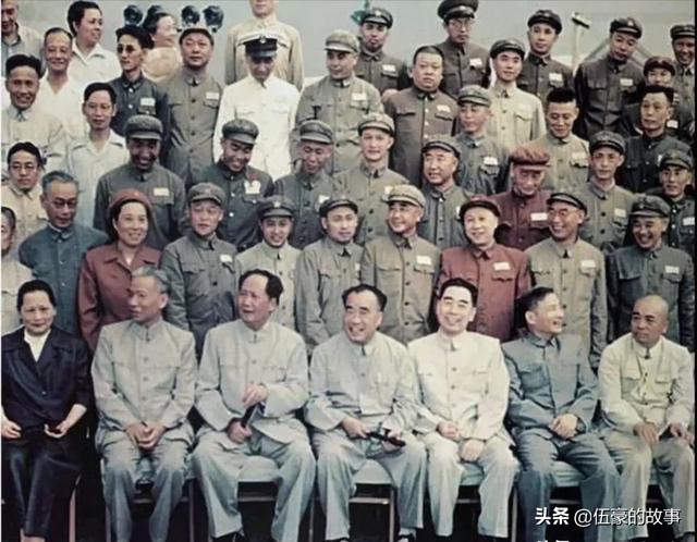 「罕见」周恩来和十大元帅的同框照，张张珍贵，尽显功勋风采
