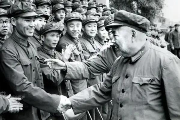 孟良崮战役战前为何许世友会怒摔粟裕的电话，战后则被陈老总批评