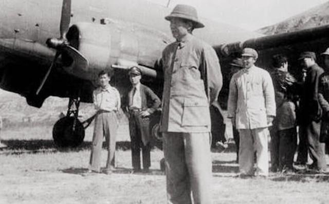 1945年重庆谈判，监视毛主席的宪兵落泪，营长由衷感慨：天下少有